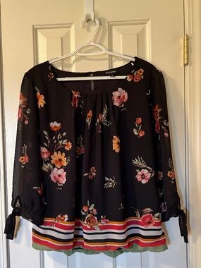 Roz & Ali Size Medium Black Floral Top